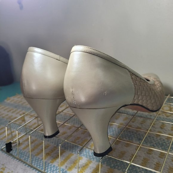 Salvatore Ferragamo Vintage Neutral Woven Shoe Heel - Picture 7 of 14